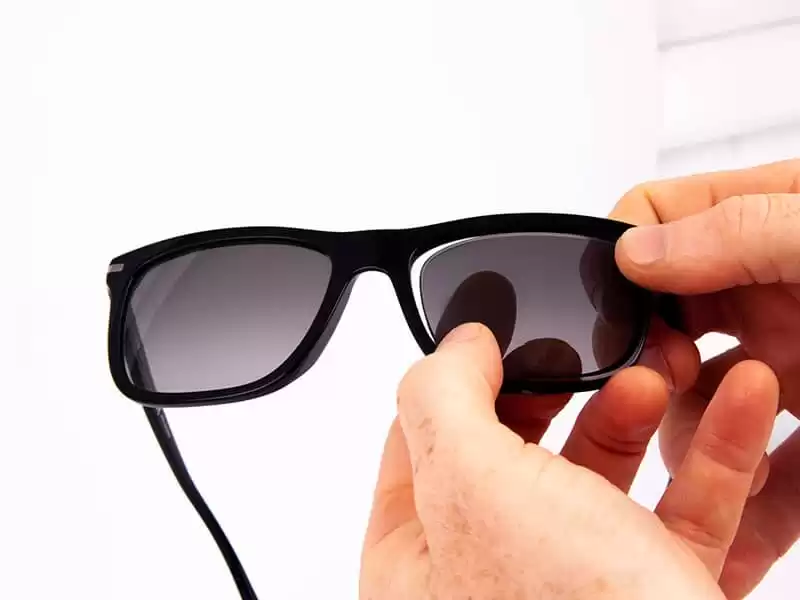 wie man Gläser in Sonnenbrillen ersetzt