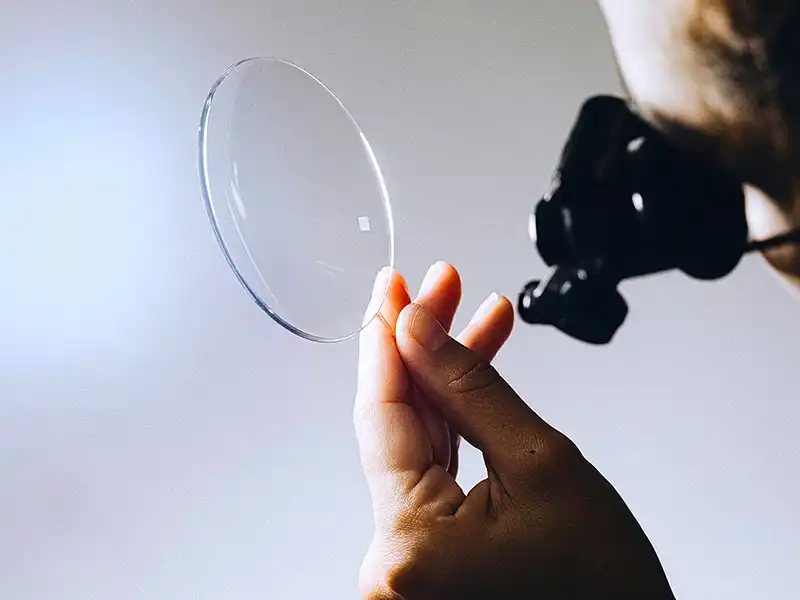 Klares Sonnenbrillenglas wird auf optische Klarheit und Materialqualität geprüft