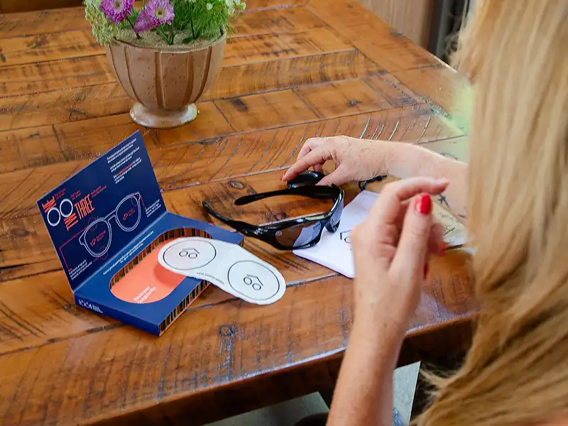 Ein Kunde packt seine Sunglass-Fix-Gläser zu Hause aus und setzt sie ein