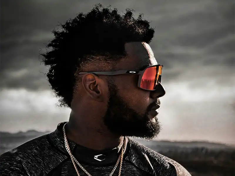 Ein Paar ikonischer schwarzer Oakley Holbrook-Sonnenbrillen – ein klassisches Lifestyle-Modell von 2010, das bis heute zu den meistverkauften der Marke zählt.