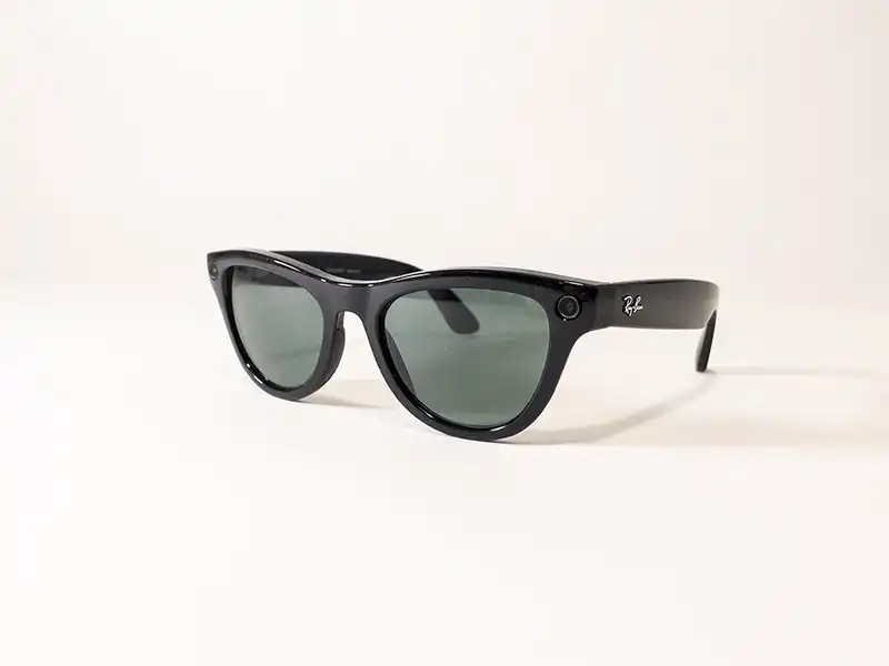 Ray-Ban Meta Smart-Sonnenbrille mit integrierter Kamera und schwarzem Rahmen auf weißem Hintergrund