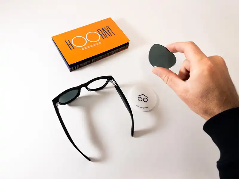Person, die die Gläser einer intelligenten Sonnenbrille Ray-Ban Meta mit dem Sunglass Fix-Austauschset austauscht