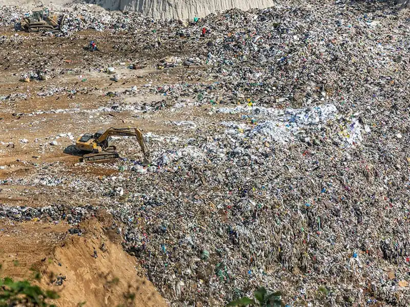 Riesige Mülldeponie mit Plastikabfällen, einschließlich Sonnenbrillen – zeigt die Umweltauswirkungen der Entsorgung