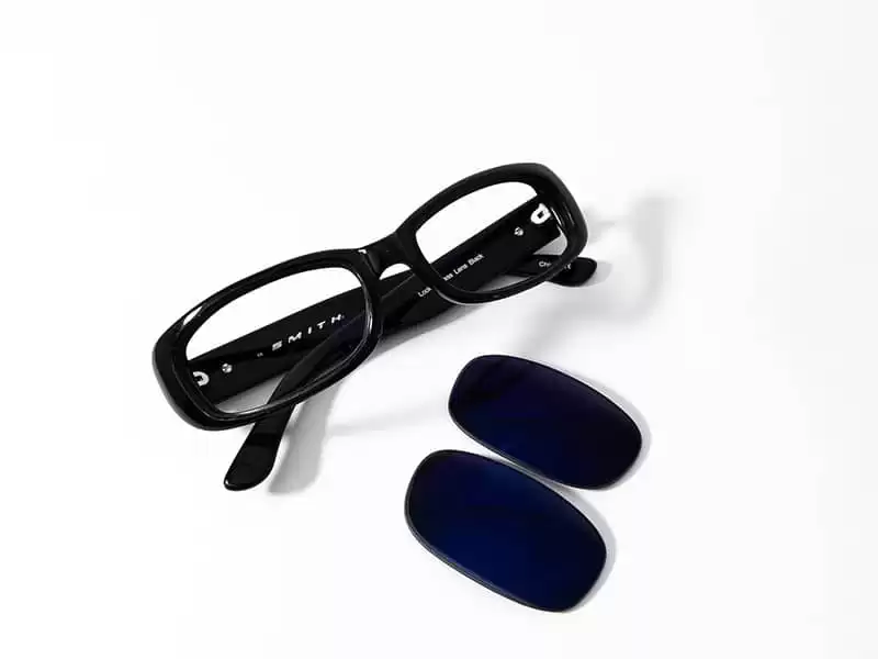 Schwarzer Sonnenbrillenrahmen und schwarze Gläser