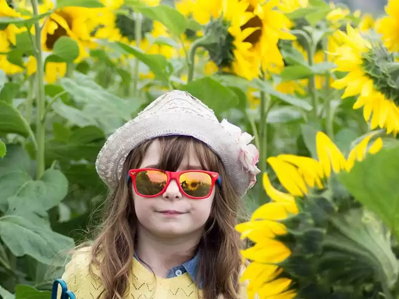 Kind mit roten Sonnenbrillen