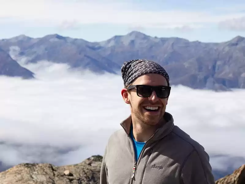 Mann auf einem Berg mit Sonnenbrille