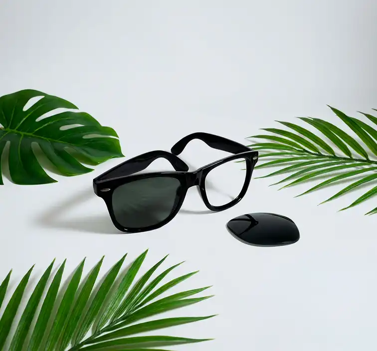Hochwertige optische Polyamidgläser mit glasähnlicher Klarheit Schwarze Wayfarer-Sonnenbrille, die den Austausch eines alten Glases gegen ein Premium-Ersatzglas zeigt
