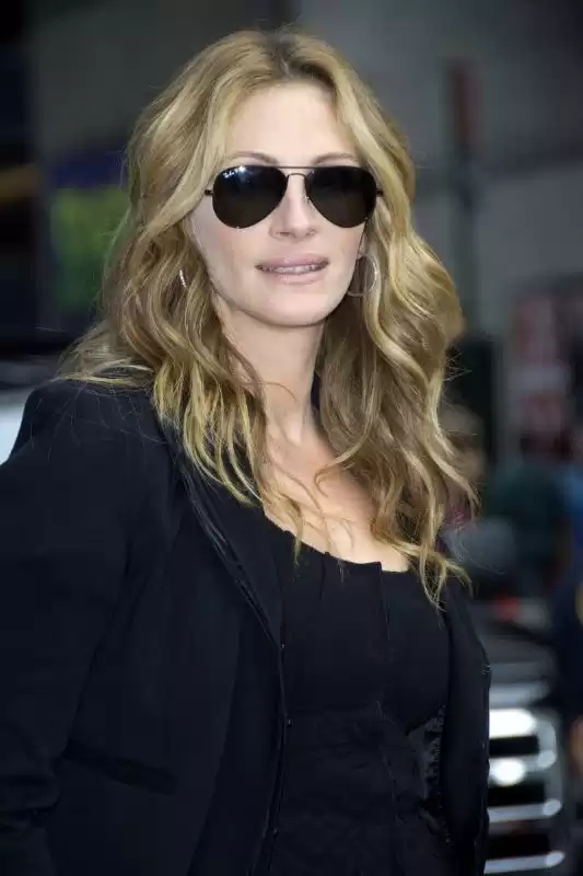 Julia Roberts wearing classic ray ban aviators Julia Roberts wearing classic ray ban aviators