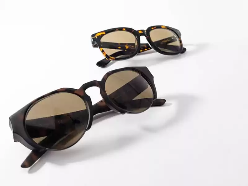 dos pares de gafas de sol para conducir