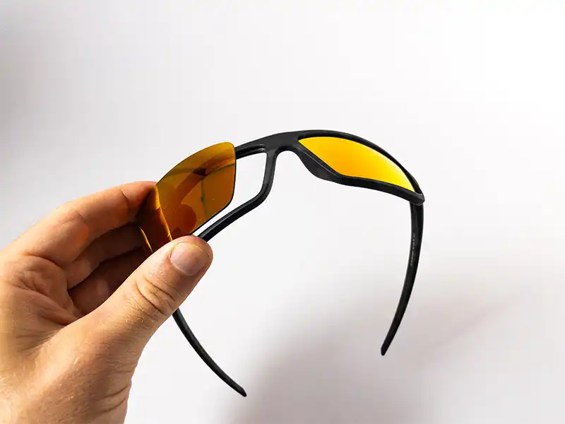 Gafas deportivas resaltando la necesidad de reemplazar los lentes para mantener la protección UV.
