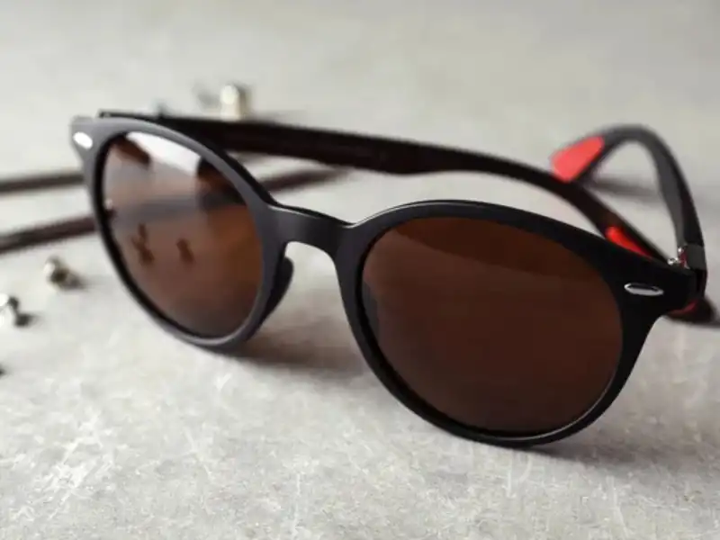 Unas gafas negras reparadas con nuevas lentes redondas