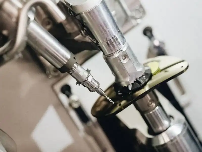 Las lentes de Sunglass Fix durante el proceso de producción taladrando agujeros en las lentes