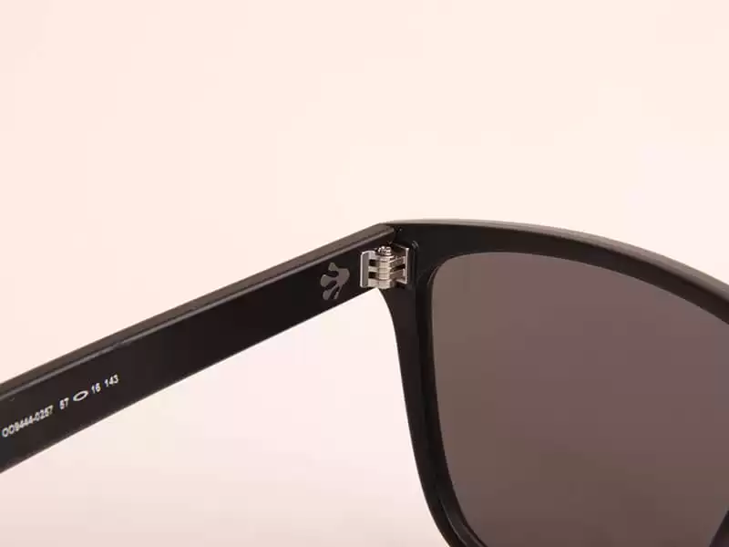 Número SKU en el brazo de las gafas de sol Oakley