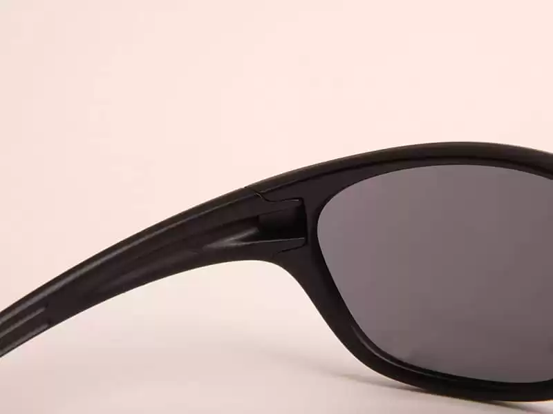 bisagra de gafas de sol Oakley negras