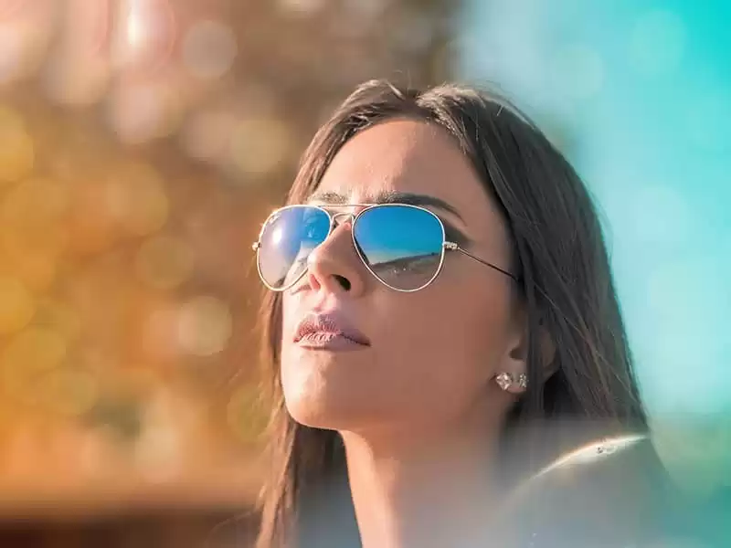 jovencita con gafas de sol de aviador unisex