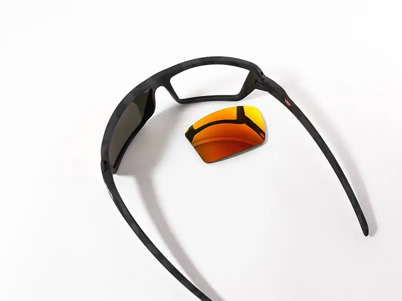 Un atleta con modernas gafas Oakley tipo shield, ilustrando el pilar de 'Diseño Impulsado por Atletas' y la historia de la colaboración con deportistas de élite.