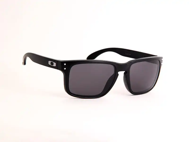 Une paire de lunettes Oakley Frogskins classiques avec des verres bleus, les premières lunettes lifestyle de la marque devenues une icône culturelle dans les années 1980 et 1990.