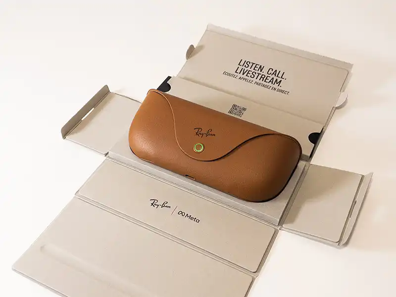 Étui intelligent pour lunettes de soleil Ray-Ban Meta présenté dans un emballage écologique avec des instructions de diffusion en direct