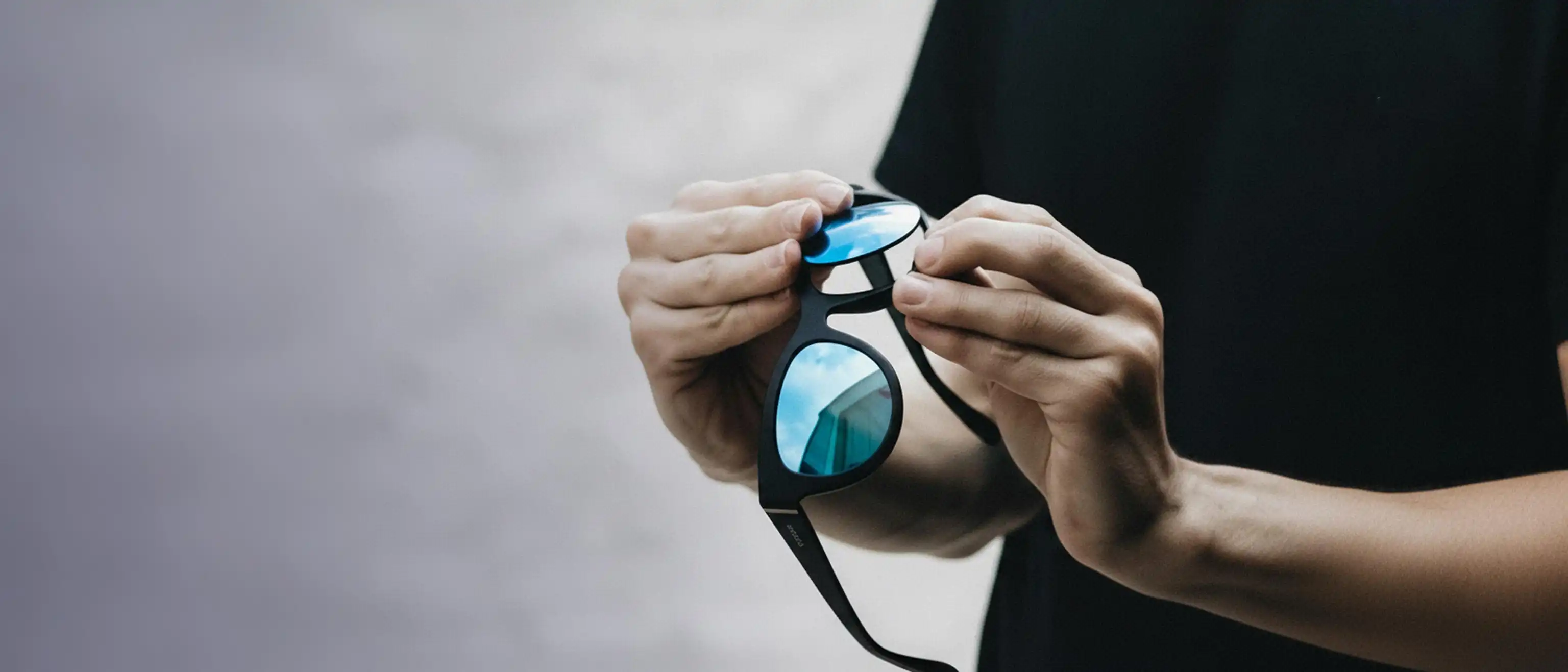 Sunglass Fix : Installation de verres de qualité professionnelle Technicien installant de nouveaux verres de remplacement miroir bleu dans une monture de lunettes de soleil