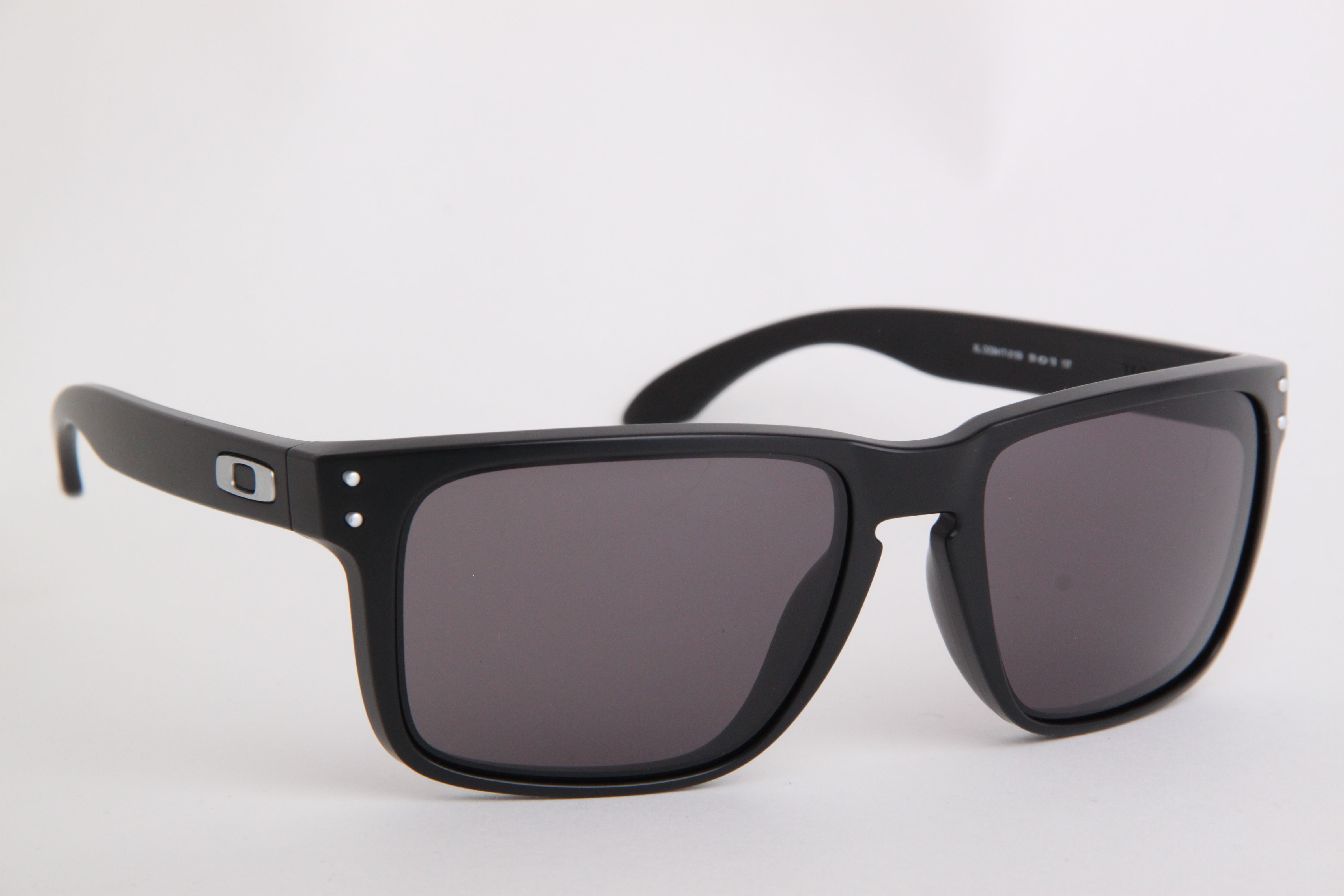 oorsprong Cyclopen walgelijk Ray-Ban Justin sunglasses vs the Oakley Holbrook – A closer look into two  the most poplar models from Ray-Ban and Oakley for men - Blog Sunglass Fix