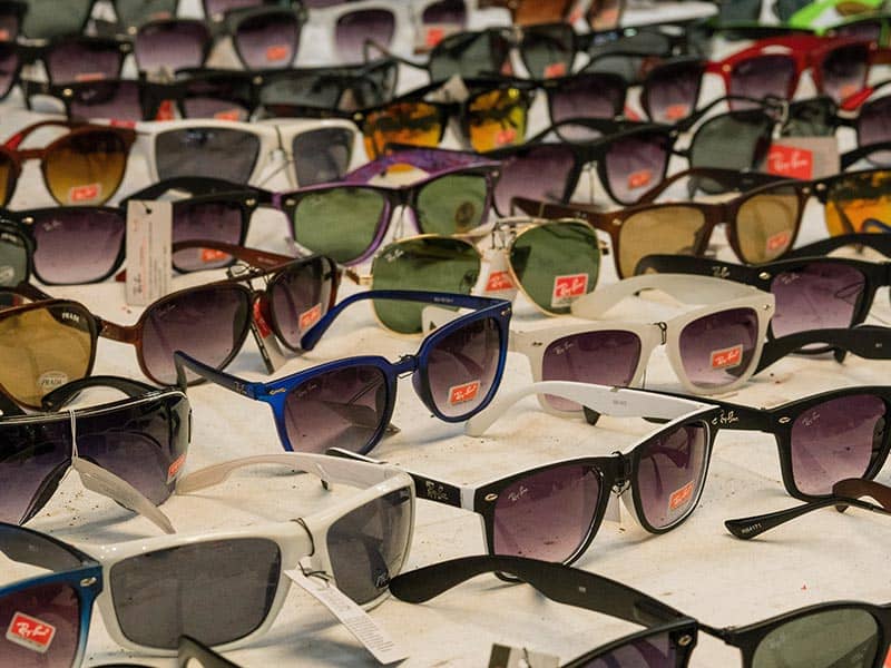 despierta dueño Tremendo Cómo detectar gafas de sol Ray-Ban falsas - Blog | Sunglass Fix™ - Blog  Sunglass Fix