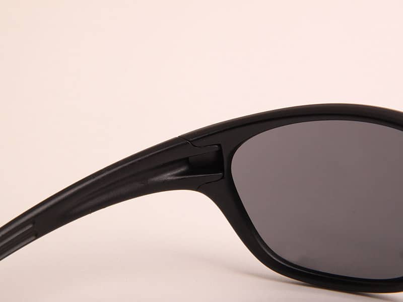 Scharnier einer schwarzen Oakley-Sonnenbrille