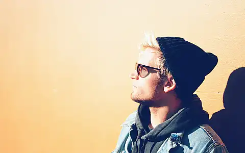 A Guide to Sunglasses for Light Sensitivity