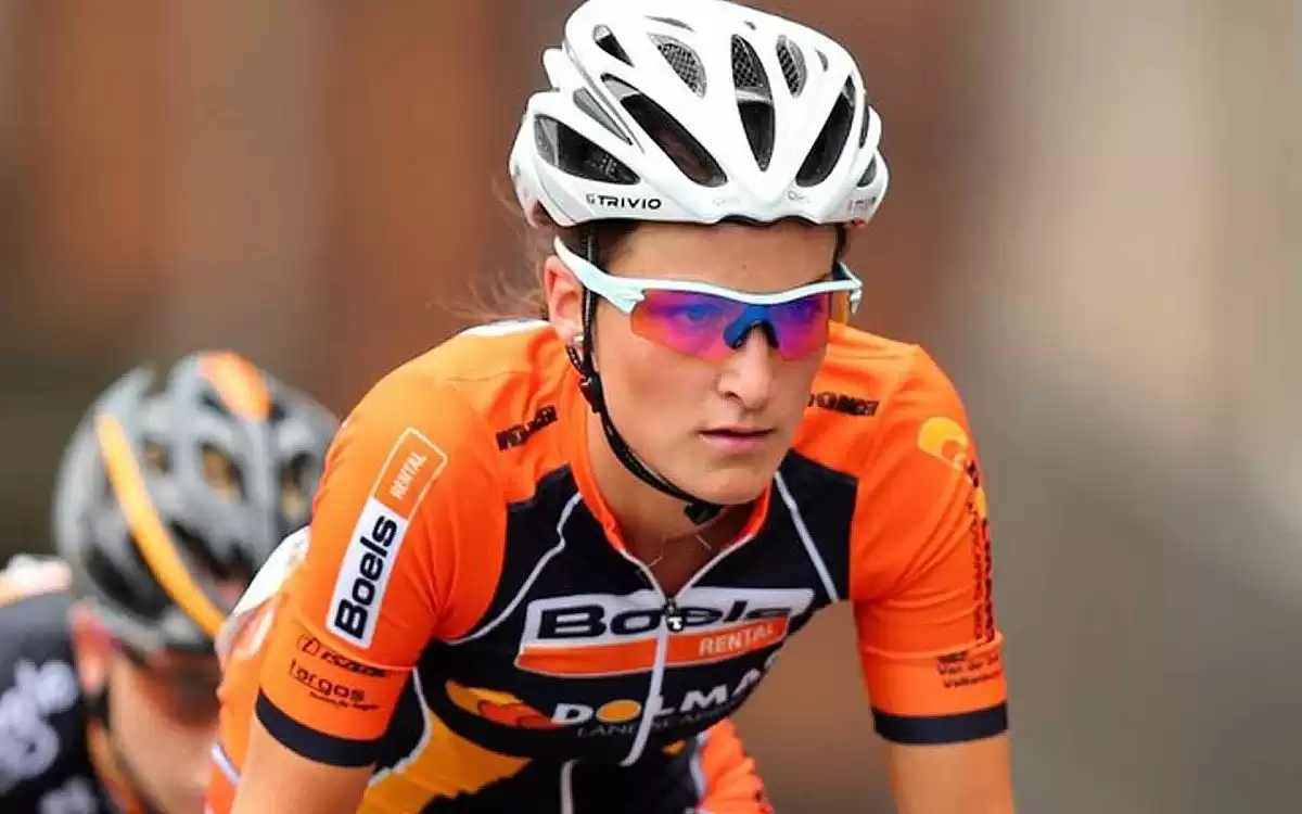 Lizzie Loses Her Lucky Oakley Sunglasses at the 2012 Summer Olympics