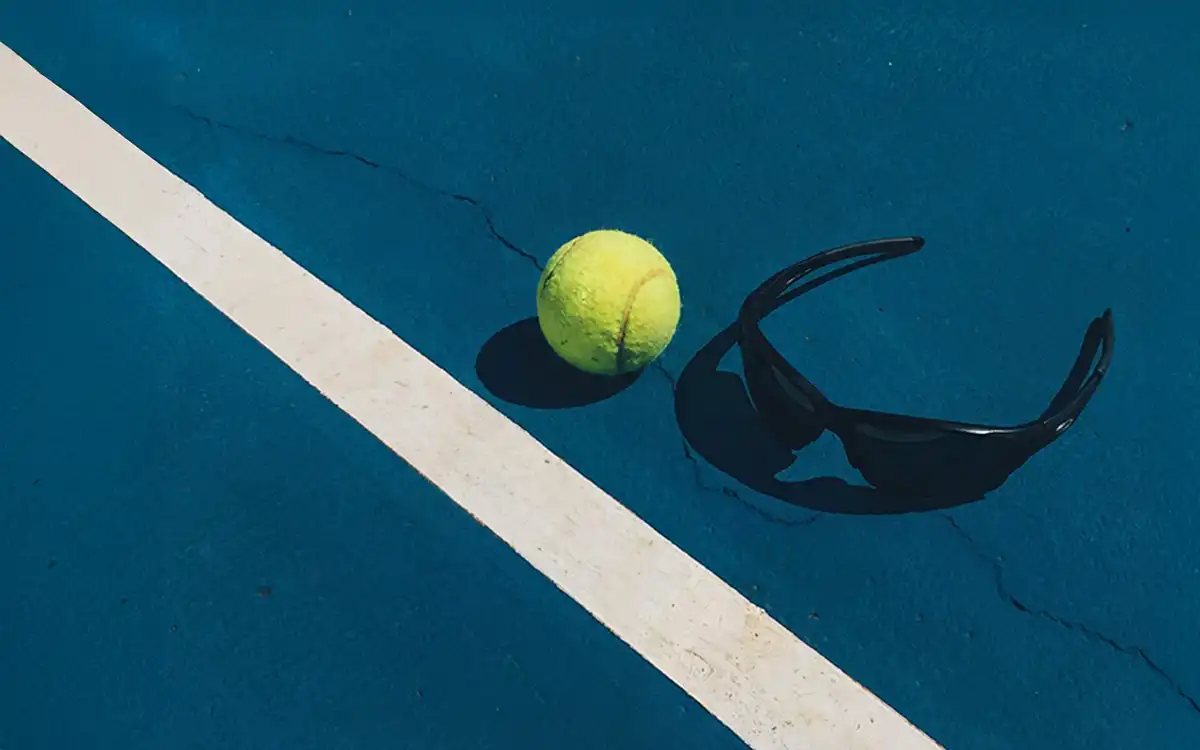 Comment la couleur des verres améliore la vision au tennis
