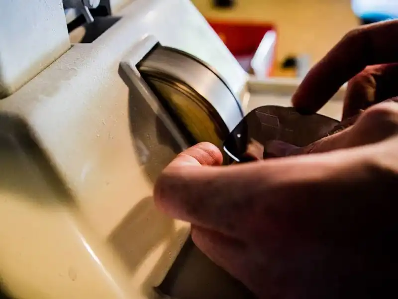 Chanfreinage manuel du bord d'un verre pour garantir une finition propre et lisse
