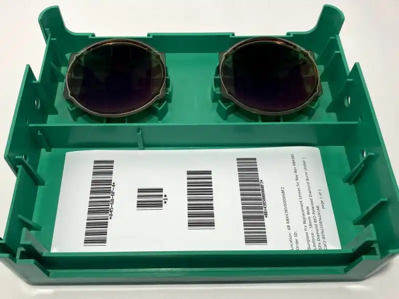 Une commande sur un plateau préparé avec des verres prêts pour le bordage