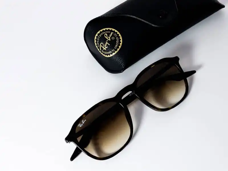 Lunettes de soleil Ray-Ban avec verres dégradés marron et étui griffé