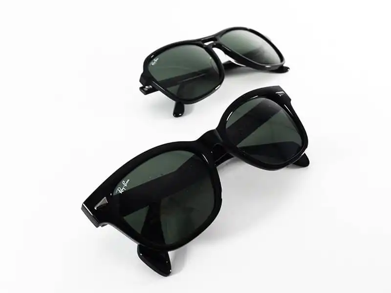 Deux paires de lunettes de soleil Ray-Ban noires avec verres G15