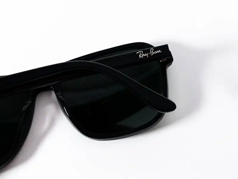 Lunettes de soleil Ray Ban noires avec verres noirs face vers le bas
