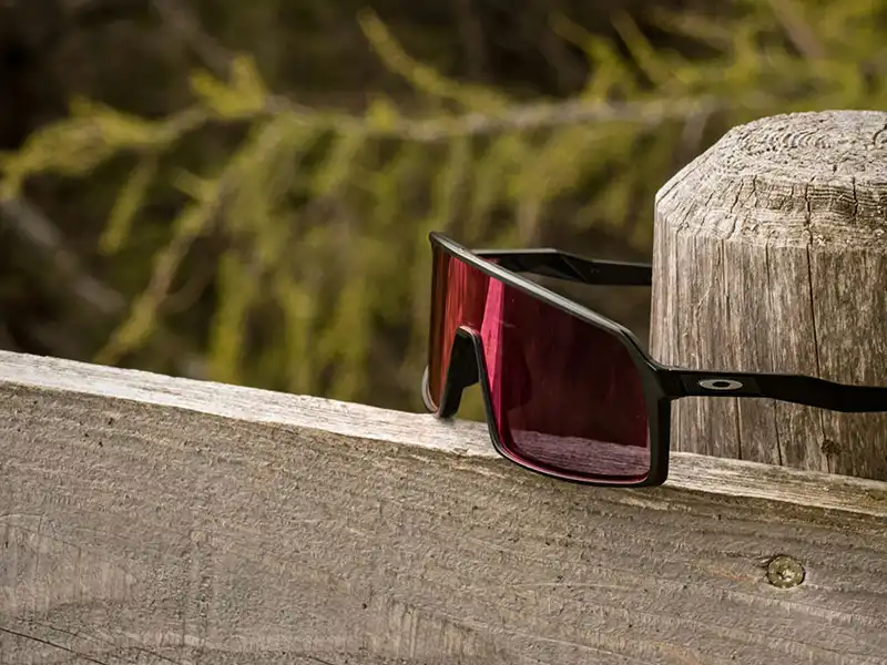 Ein Skifahrer mit Oakley-Helm und -Skibrille auf einem verschneiten Berg, der die Geschichte von Oakley und ihre tiefen Wurzeln im Hochleistungssport widerspiegelt.