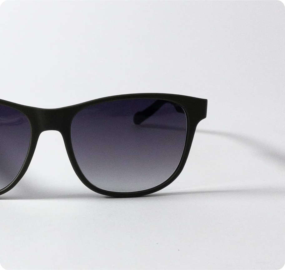 Schwarze Sonnenbrille mit polarisierten Gläsern